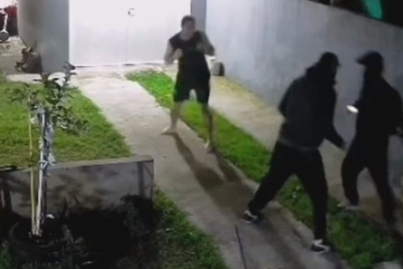 Video: una pareja enfrentó a trompadas a tres ladrones que intentaron entrar a su casa