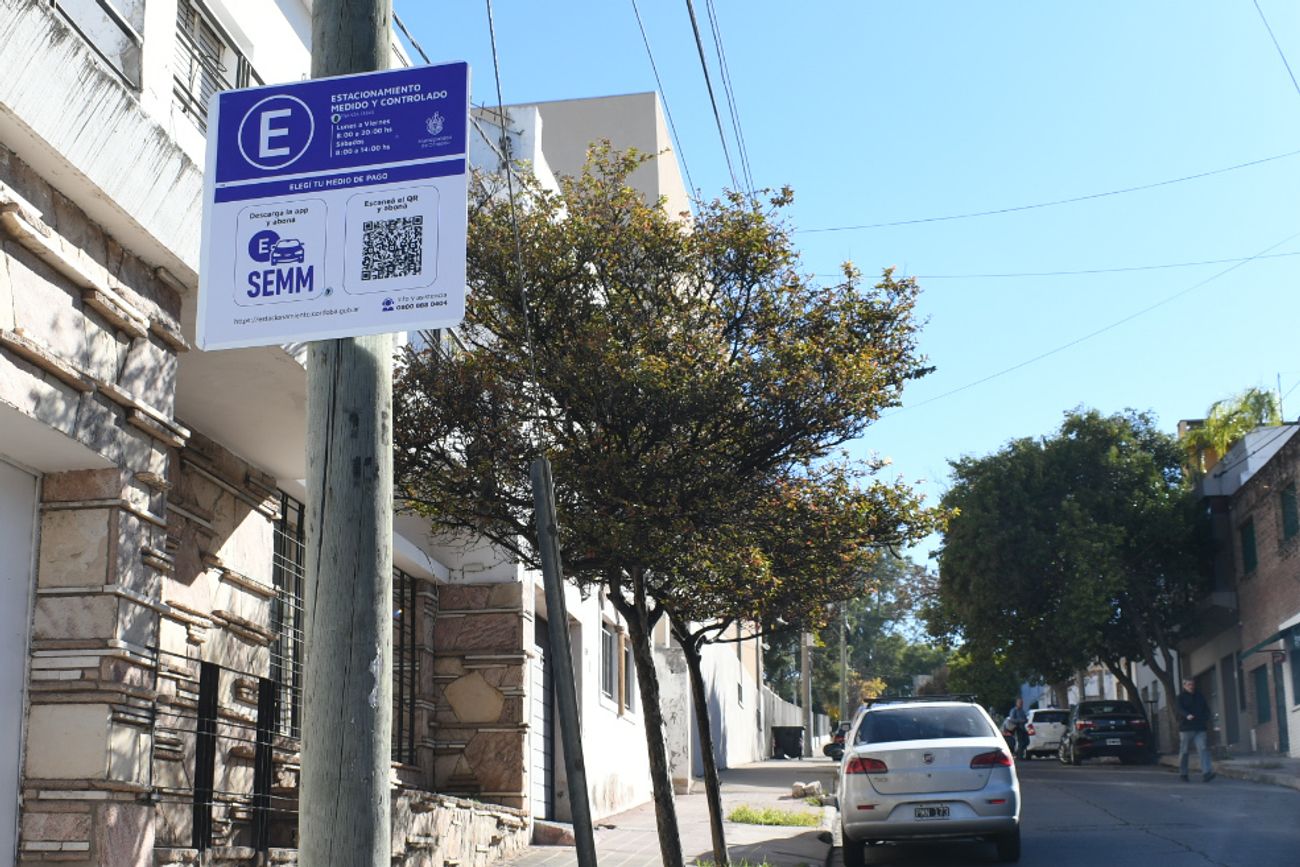 La Municipalidad comenzó a colocar la cartelería en las zonas con estacionamiento controlado por los ex naranjitas. 