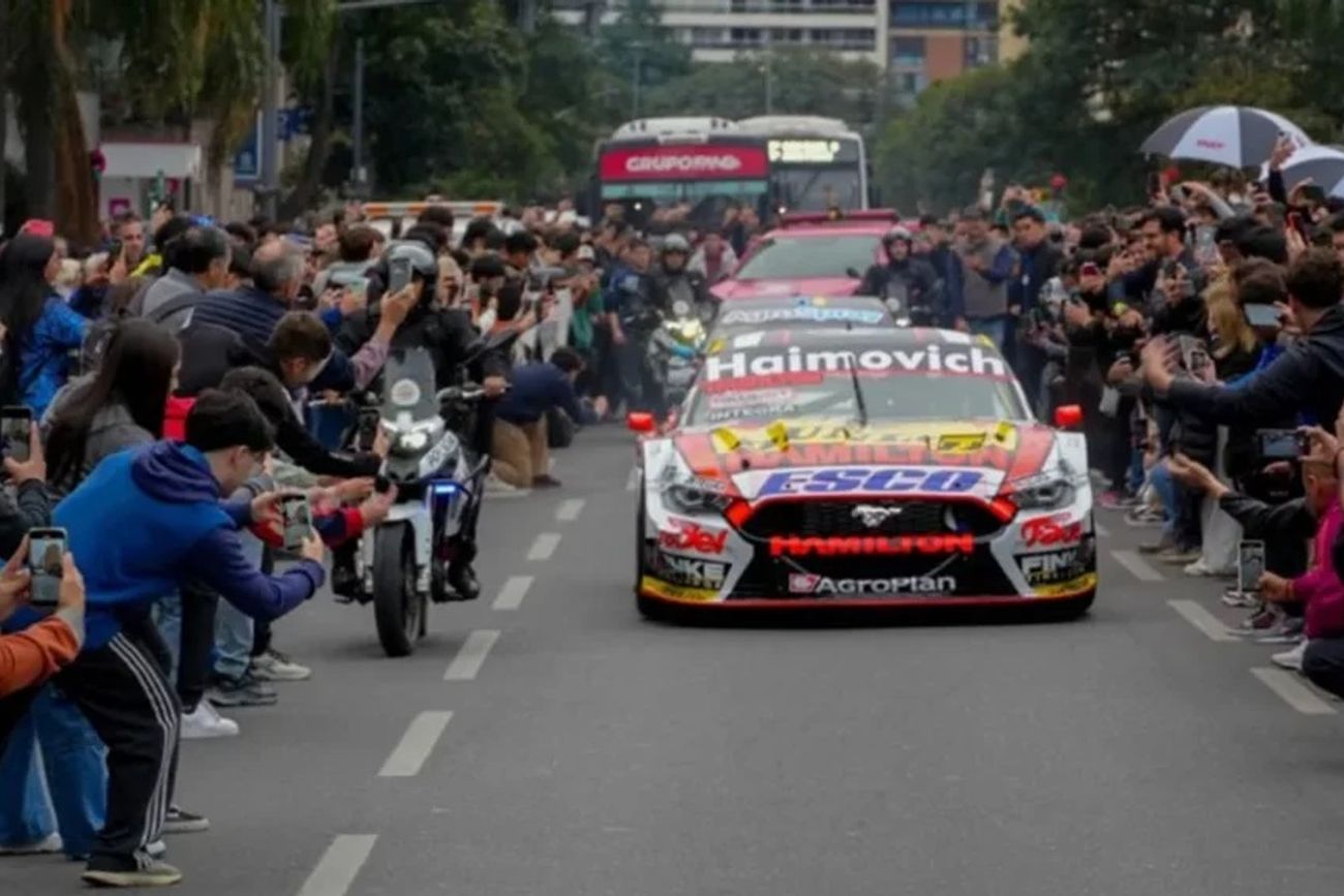 Las calles de Nueva Córdoba, será esendrio mañana miércoles desde las 17.30 del paso de los autos de Turismo Carretera que correrán el domingo 31 en el autódromo Oscar Cabalén. //Prensa  ACTC.
