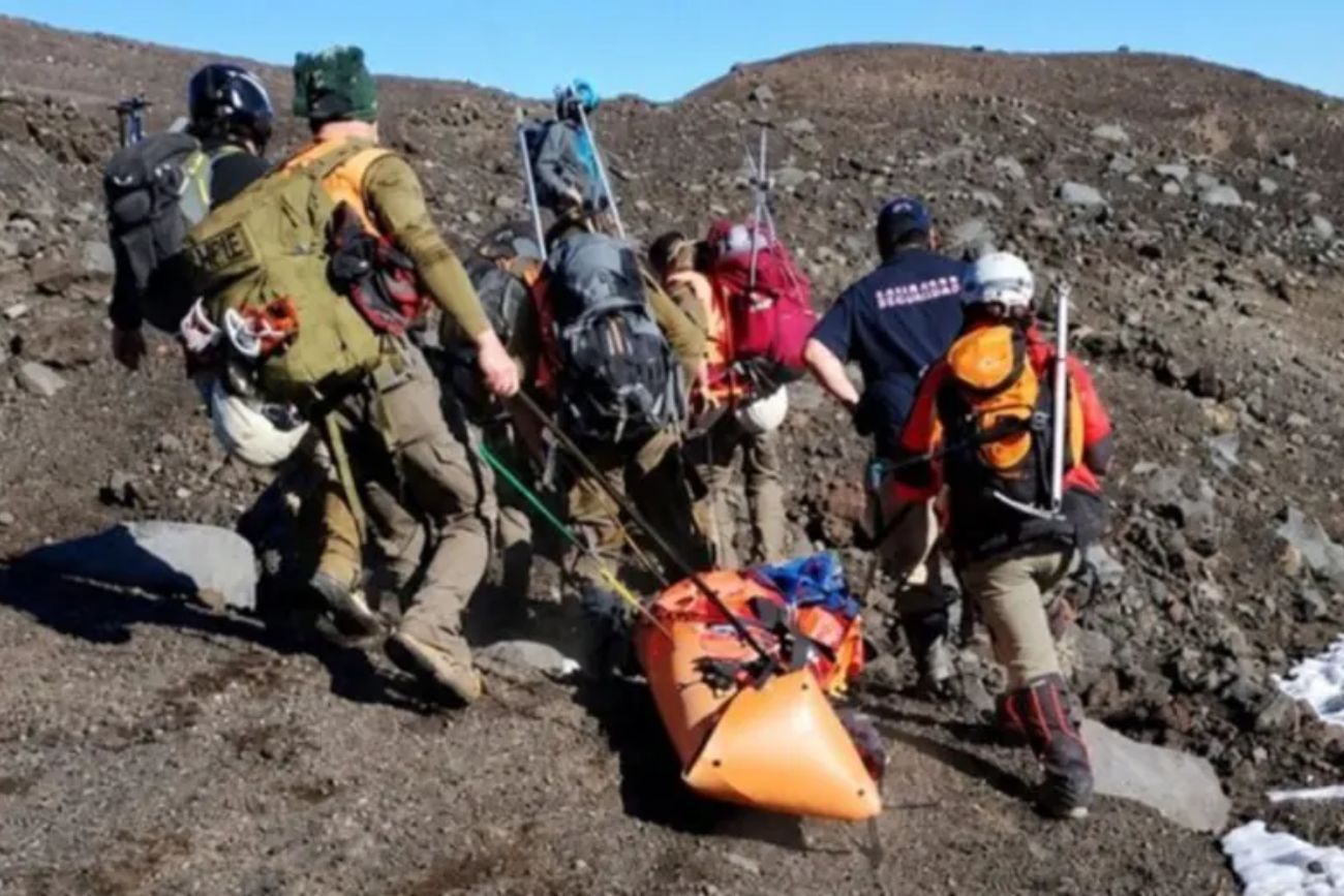 Una mujer murió tras caer más de 600 metros mientras escalaba un volcán en Chile. (Gentileza Infobae)