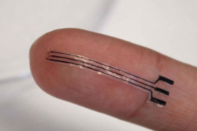 El nuevo dispositivo bioelectrónico tiene apenas el tamaño de la yema de un dedo. Podría ofrecer un enfoque eficaz y biocompatible para tratar la hipertensión.