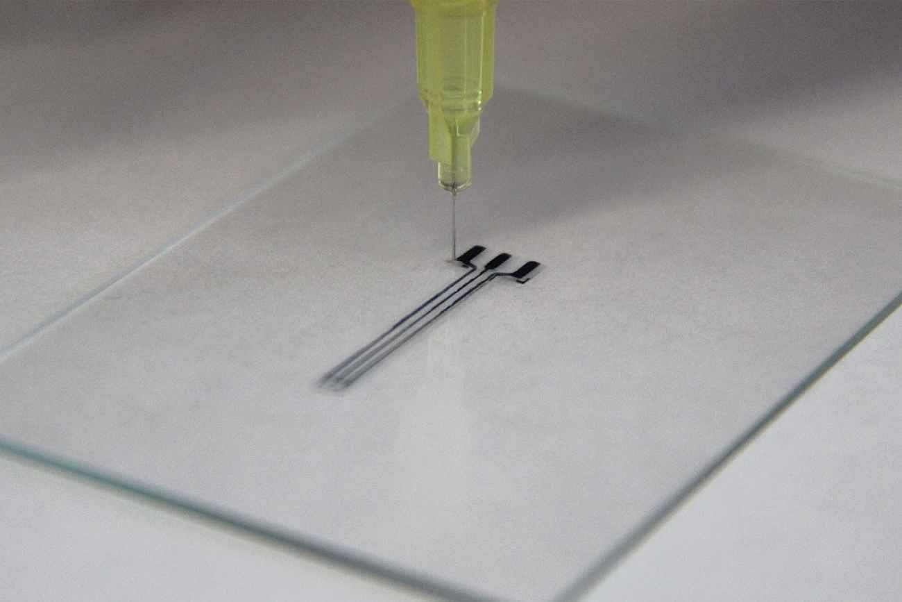 El nuevo dispositivo bioelectrónico tiene apenas el tamaño de la yema de un dedo. Podría ofrecer un enfoque eficaz y biocompatible para tratar la hipertensión.
