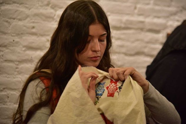 Taller de bordados. Cada vez más jóvenes eligen hobbies lentos para “bajar un cambio”. 