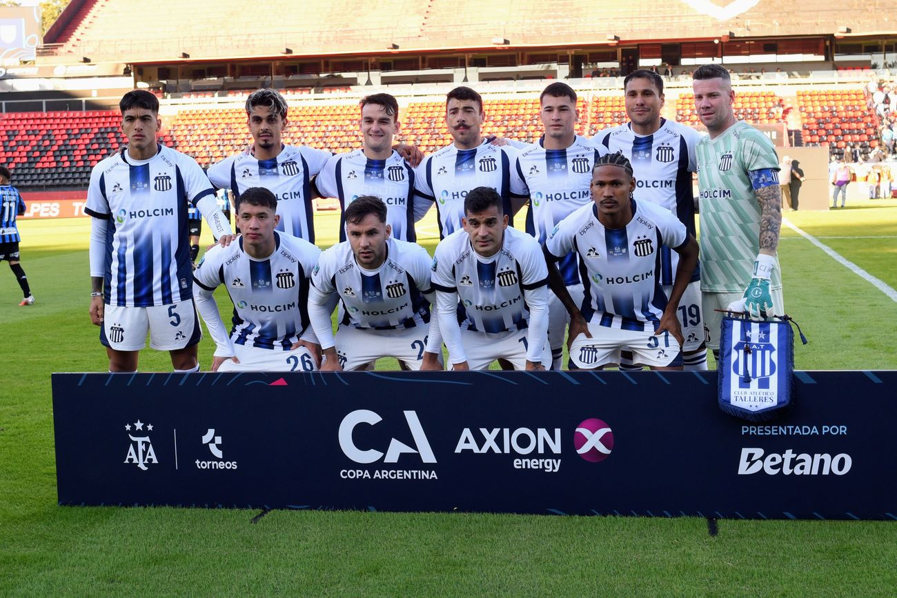Formación de Talleres en Copa Argentina. El plantel volvió en colectivo desde Rosario donde fue eliminado por Atlético Tucumán.