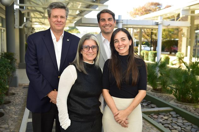 Laboratorios Roche. Federico Ovejero, Healthcare Policy and Corporate Affairs Head; Gastón Páez Baigorri, Gerente de Ecosistema Córdoba; María José García, Gerente de Policy Argentina y Priscilla Elliot, Gerente Médica Córdoba.