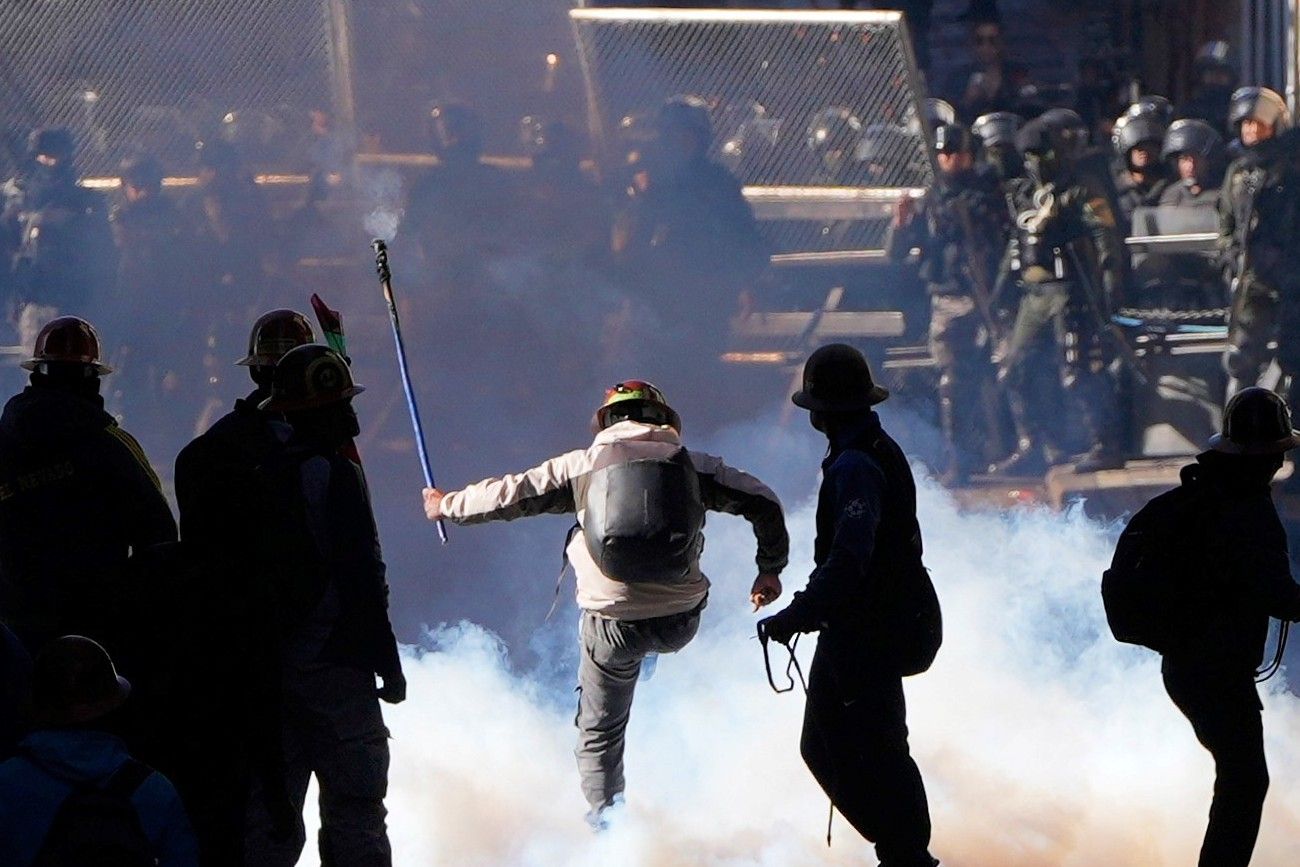 Mineros se enfrentan con la policía exigiendo acceso a áreas mineras ampliadas en La Paz, Bolivia, el 14 de mayo de 2026. (Juan Karita)