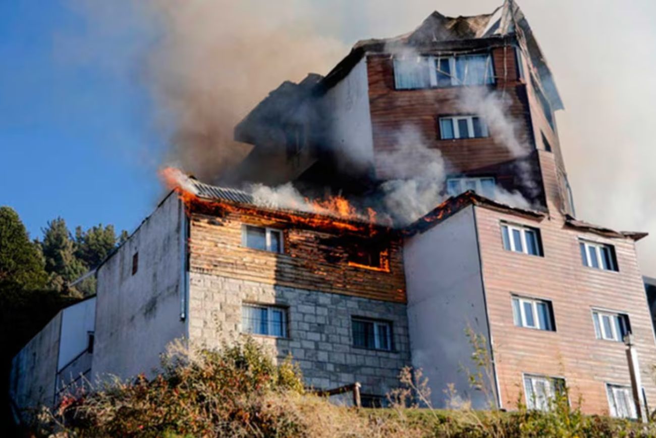 El dueño del histórico Hotel Huemul anunció que reconstruirá el complejo tras el incendio