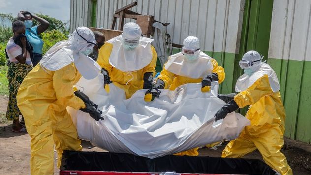  Trabajadores de la Cruz Roja trasladan el cuerpo de una persona fallecida por ébola a un ataúd en un centro de salud en Rwampara, Congo, el miércoles 20 de mayo de 2026. (Foto AP/Moses Sawasawa)