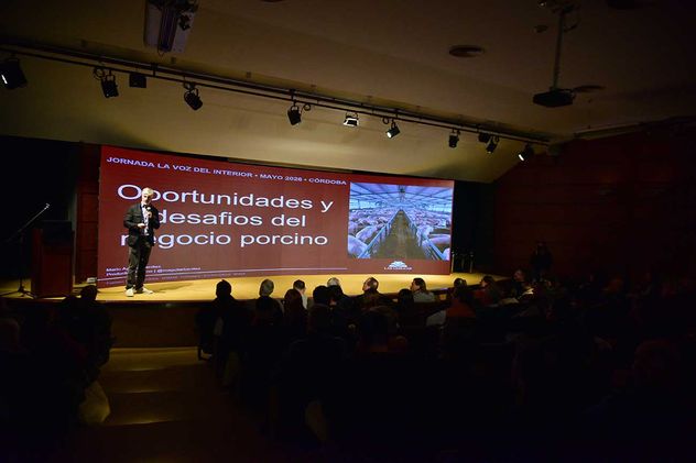 La exposición de Mario Aguilar Benítez en la Jornada Coyuntura y Agro en el Auditorio de La Voz. (José Gabriel Hernández/La Voz)