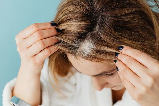 Adiós a las canas: el truco natural que ayuda a oscurecer el cabello sin tintura.