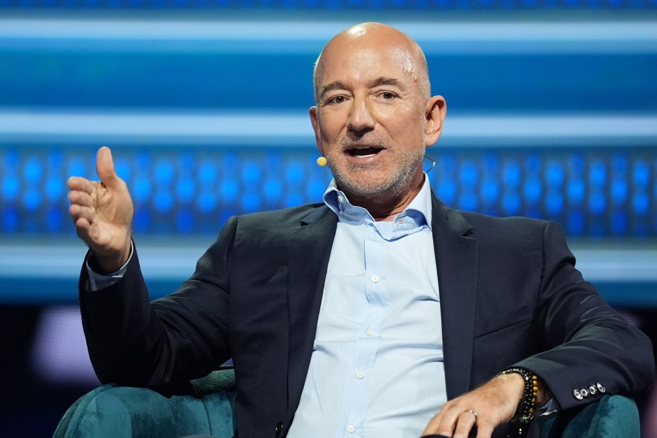 Jeff Bezos criticó los impuestos, habló sobre el futuro espacial y aseguró que la IA “elevará a las personas”. (@Litest)