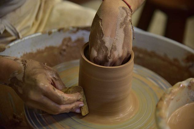 Taller de cerámica. Cada vez más jóvenes eligen hobbies lentos para “bajar un cambio”. 