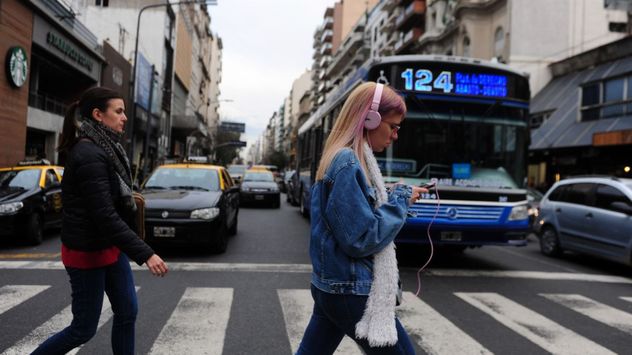 Para la psicología, levantar la mano o asentir al cruzar la calle no es solo una cuestión de educación: también refleja empatía, conciencia social y capacidad de conexión con los demás.