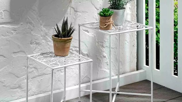La nueva tendencia deco apuesta por jugar con las alturas y convertir las plantas en protagonistas visuales dentro de la casa.