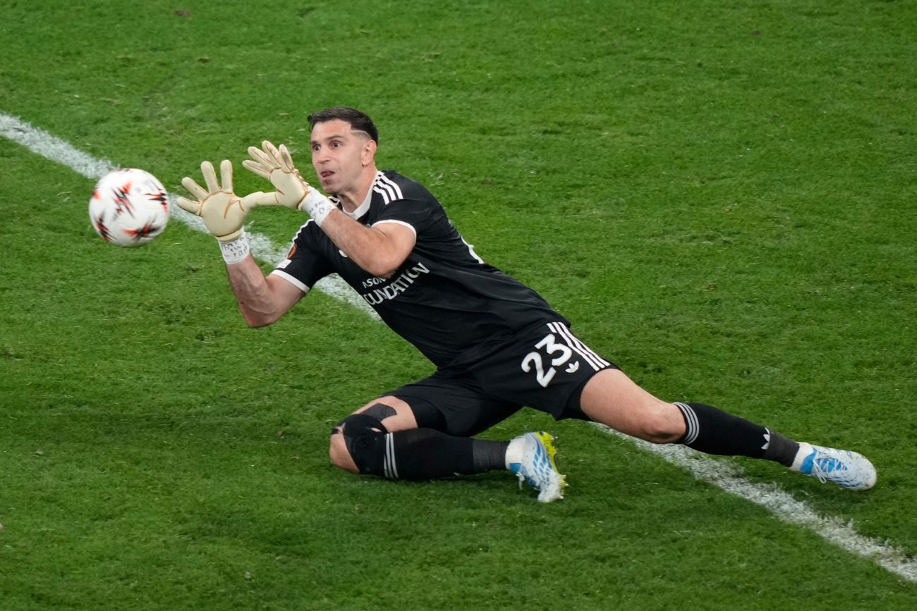 Emiliano "Dibu" Martínez atajando para el Aston Villa, durante la final de la UEFA Europa League.