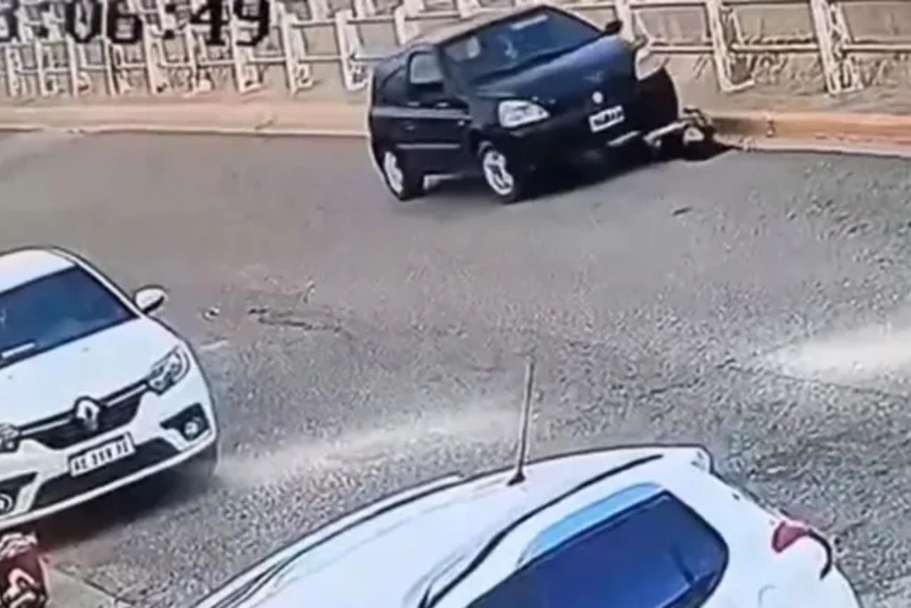 Chubut: una mujer bajó a controlar el motor, se olvidó de poner el freno de mano y su propio auto la aplastó