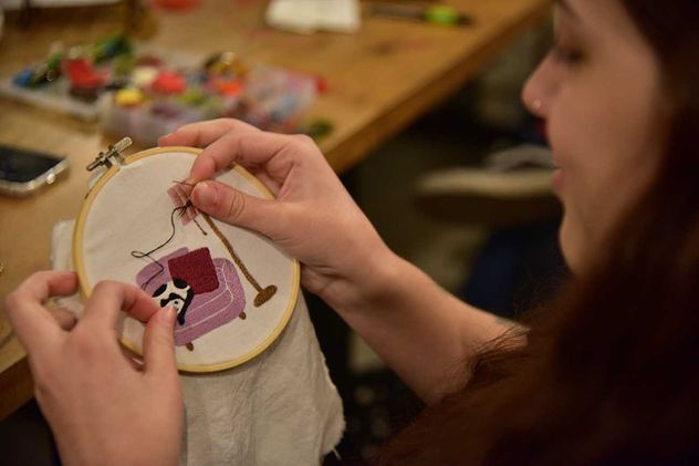 Taller de bordados. Cada vez más jóvenes eligen hobbies lentos para “bajar un cambio”. 