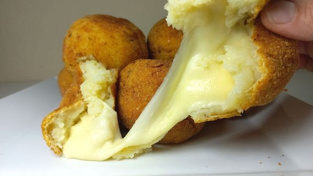 Bombas de papa rellenas de queso: la receta viral fácil y crocante que arrasa en TikTok.