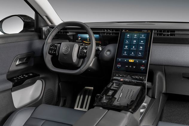 La pantalla multimedia de 13" es compatible con Apple CarPlay y Android Auto. El tablero es digital full HD de 10".

