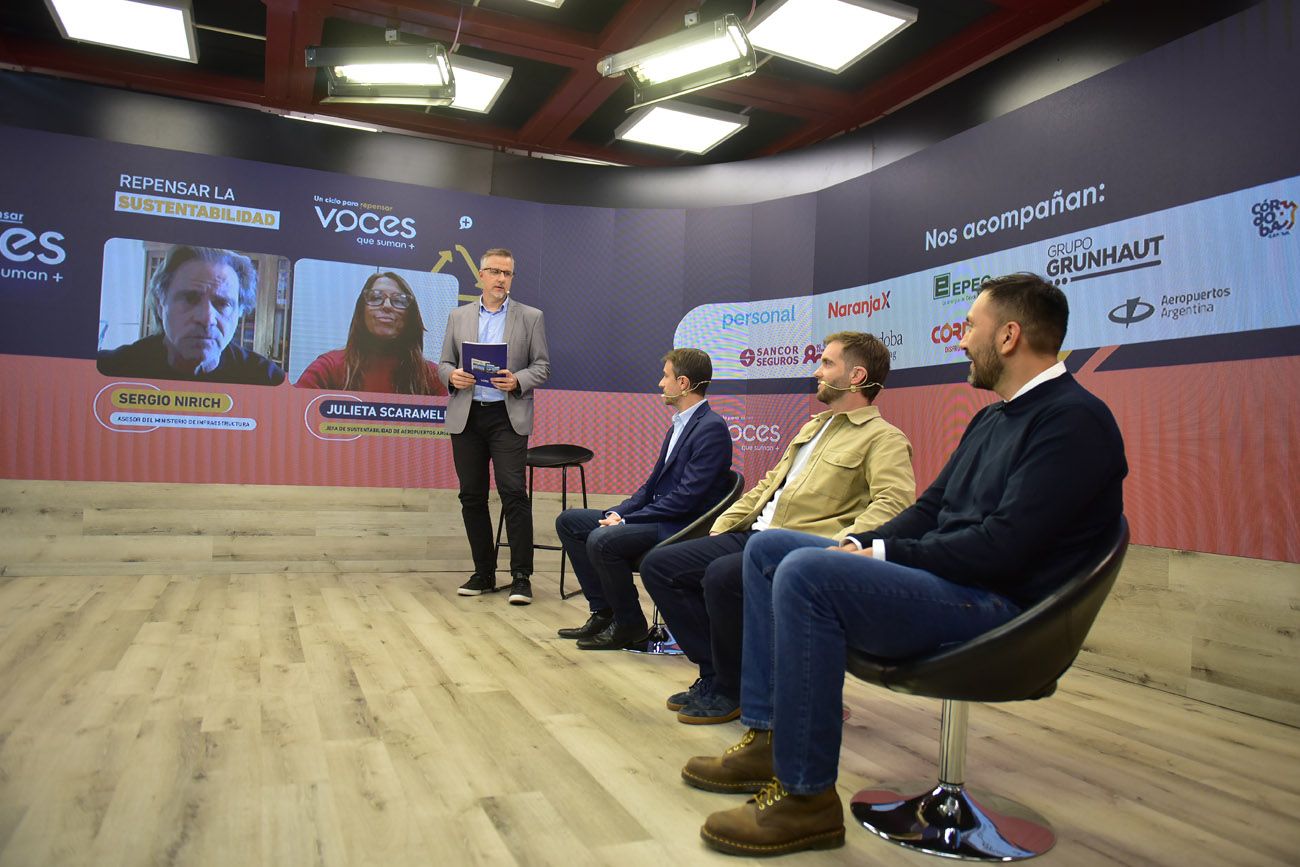CHARLA. En forma remota participaron Julieta Scaramella (Aeropuertos Argentina) y Sergio Nirich (asesor del Ministerio de Infraestructura). En el estudio estuvieron Franco Liotti (Geocycle), Nicolás Serra (Naranja X) y Germán Mansilla (Personal). (Nicolás Bravo)