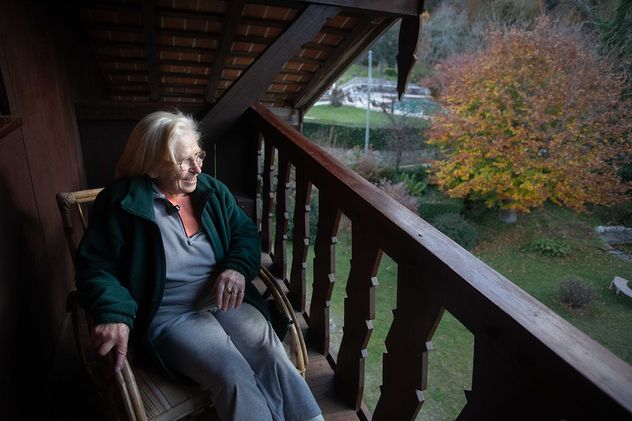 La Cumbrecita. Catalina Navarro, ahora, en el balcón de la habitación del hotel donde por años atendió a Madame Carrel. Fue hace 60 años.