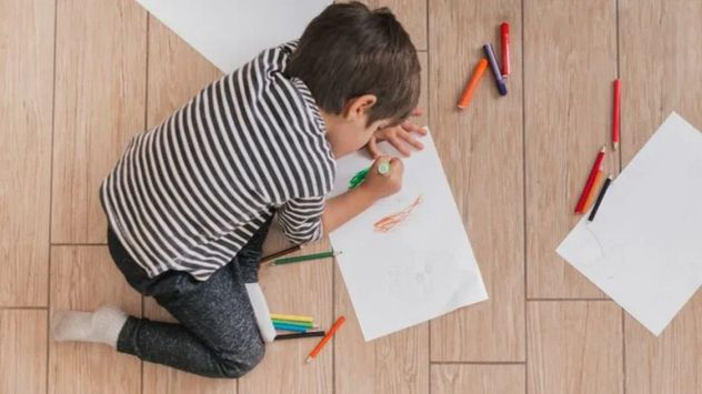 Dibujar activa áreas cerebrales vinculadas a la memoria, la atención y la planificación. Según especialistas, también ayuda a reducir el estrés infantil y mejora la capacidad de expresar emociones.