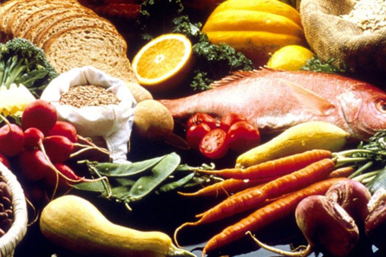 Los pescados ricos en omega-3, las frutas, verduras y alimentos integrales son algunos de los aliados naturales para controlar los triglicéridos.