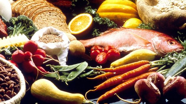 Los pescados ricos en omega-3, las frutas, verduras y alimentos integrales son algunos de los aliados naturales para controlar los triglicéridos.