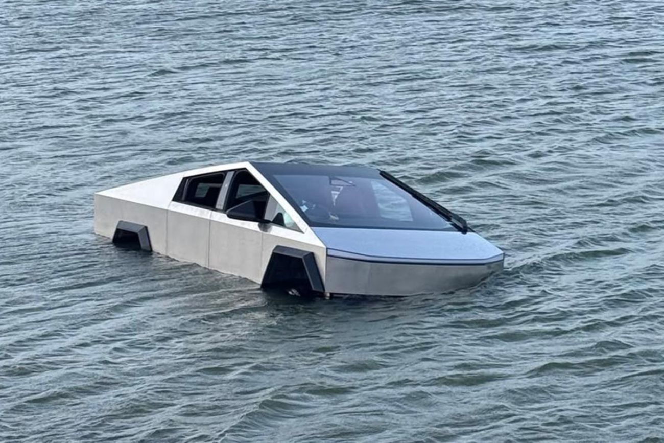 Quiso probar una función de su Tesla Cybertruck, manejó dentro de un lago y terminó detenido.