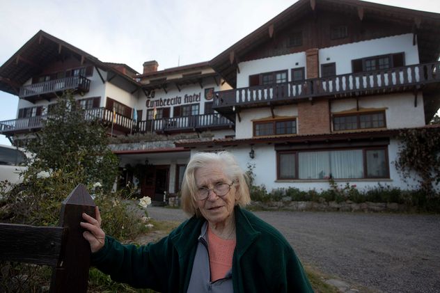 La Cumbrecita: Catalina Navarro, hoy, frente al hotel píonero del pueblo. Allí atendió por años a Madame Carrel.