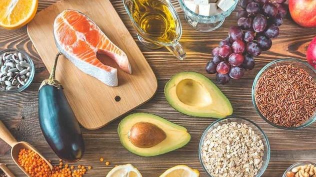 Los pescados ricos en omega-3, las frutas, verduras y alimentos integrales son algunos de los aliados naturales para controlar los triglicéridos.