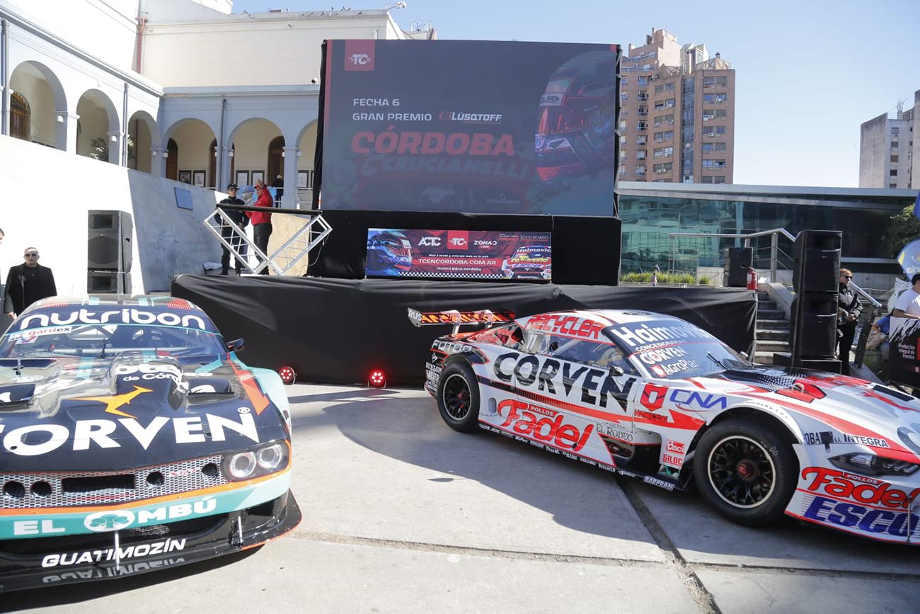 El Turismo Carretera vivió su presentación en el Paseo del Buen Pastor. La carrera será el 30 y l 31 de mayo. (La Voz)