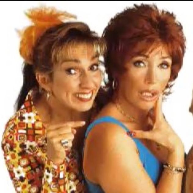Georgina Barbarossa y Moria Casan en "Locas por ellos" (1997)