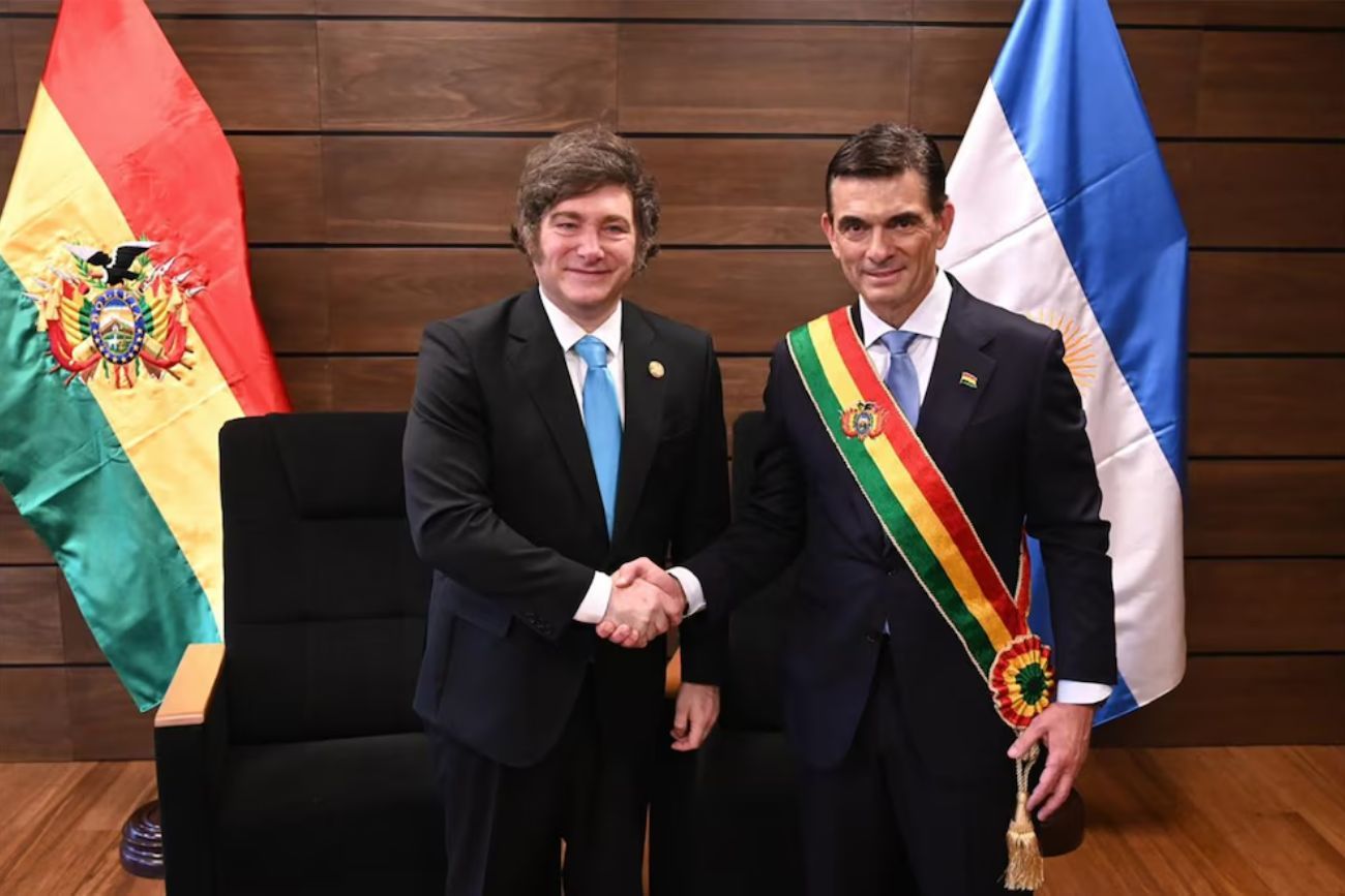 El presidente Javier Milei junto al mandatario de Bolivia, Rodrigo Paz Pereira, en el día de su asunción.