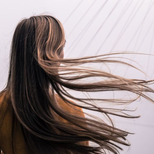 Cuidado del cabello en invierno: cómo evitar el frizz y la resequedad por el frío.