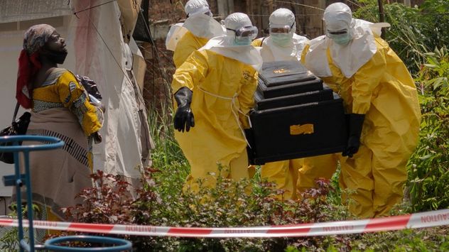 Una mujer llora mientras trabajadores de la Cruz Roja trasladan el ataúd de una persona fallecida por ébola desde un centro de salud en Rwampara, Congo, el miércoles 20 de mayo de 2026. (Foto AP/Moses Sawasawa)