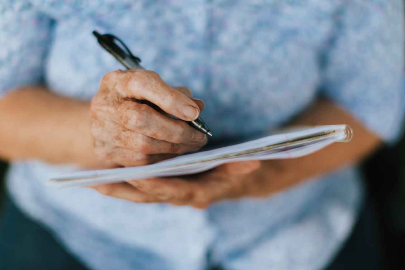 Escribir un dictado podría detectar deterioro cognitivo antes que los test tradicionales