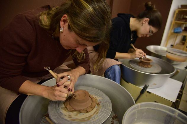 Taller de cerámica. Cada vez más jóvenes eligen hobbies lentos para “bajar un cambio”. 