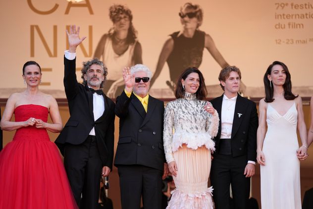 Aitana Sánchez-Gijón, Leonardo Sbaraglia, Pedro Almodóvar, Bárbara Lennie, Patrick Criado, y Victoria Luengo en el Festival de Cannes.