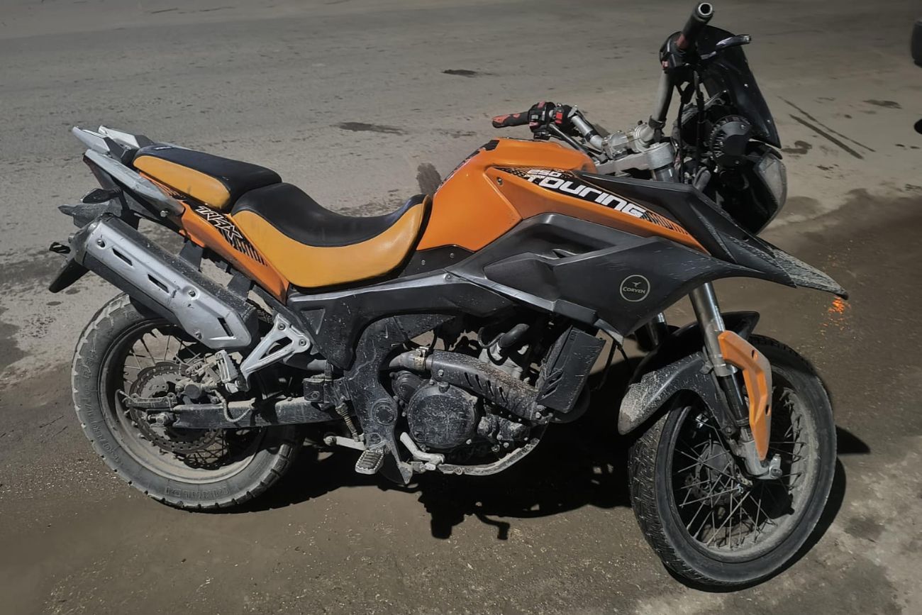Córdoba: la Policía recuperó una moto robada y detuvo a un adolescente con una réplica de arma.