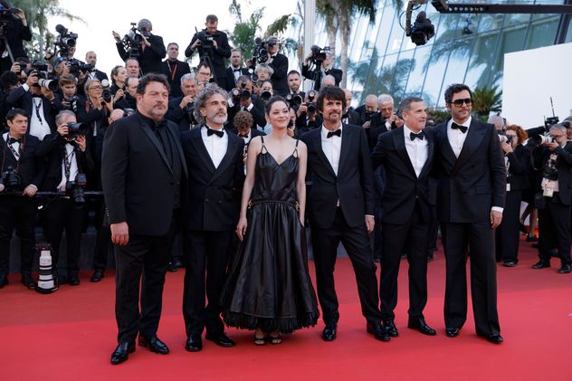Leonardo Sbaraglia junto a Guillaume Canet y el elenco de "Karma" .en el Festival de Cannes.