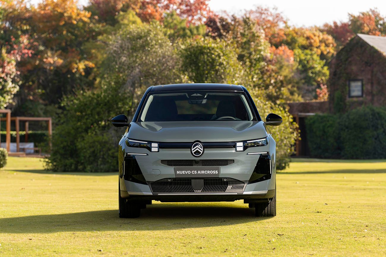Se ofrece en una sola versión (Max), que viene de serie con llantas de 19", seis airbags, amortiguadores progresivos hidráulicos, techo panorámico, entre los principales.