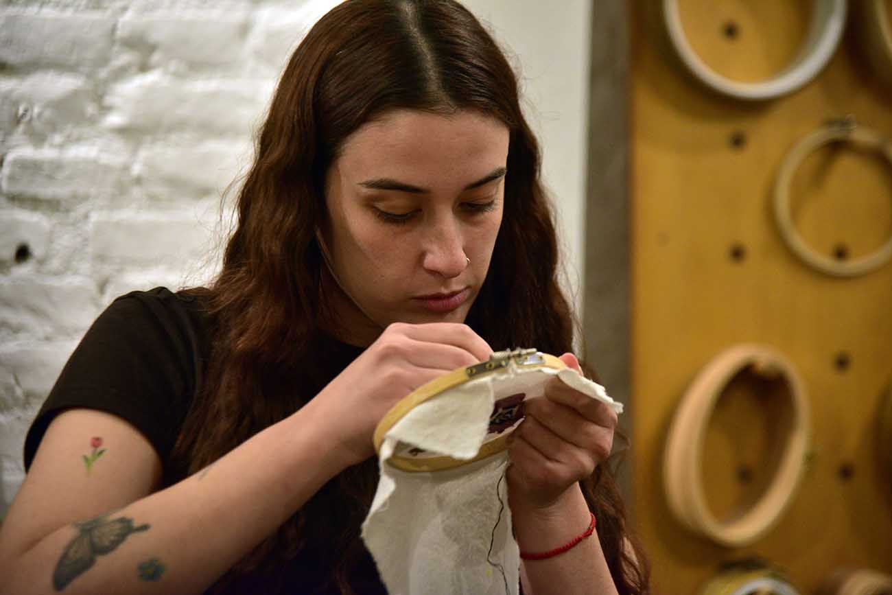 Taller de bordados. Cada vez más jóvenes eligen hobbies lentos para “bajar un cambio”. 