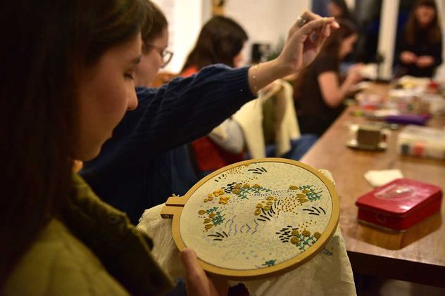 Taller de Bordados. Cada vez más jóvenes eligen hobbies lentos para “bajar un cambio”.