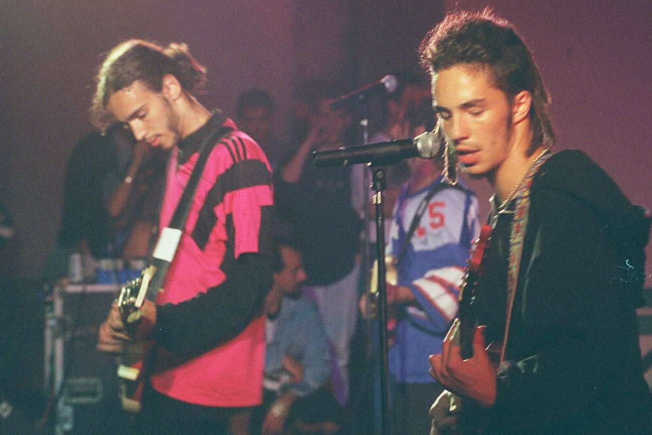 Dante Spinetta y Emmanuel Horvilleur, durante el show que IKV ofreció en La Falda, en febrero de 1996. (Ramiro Pereyra/ La Voz)