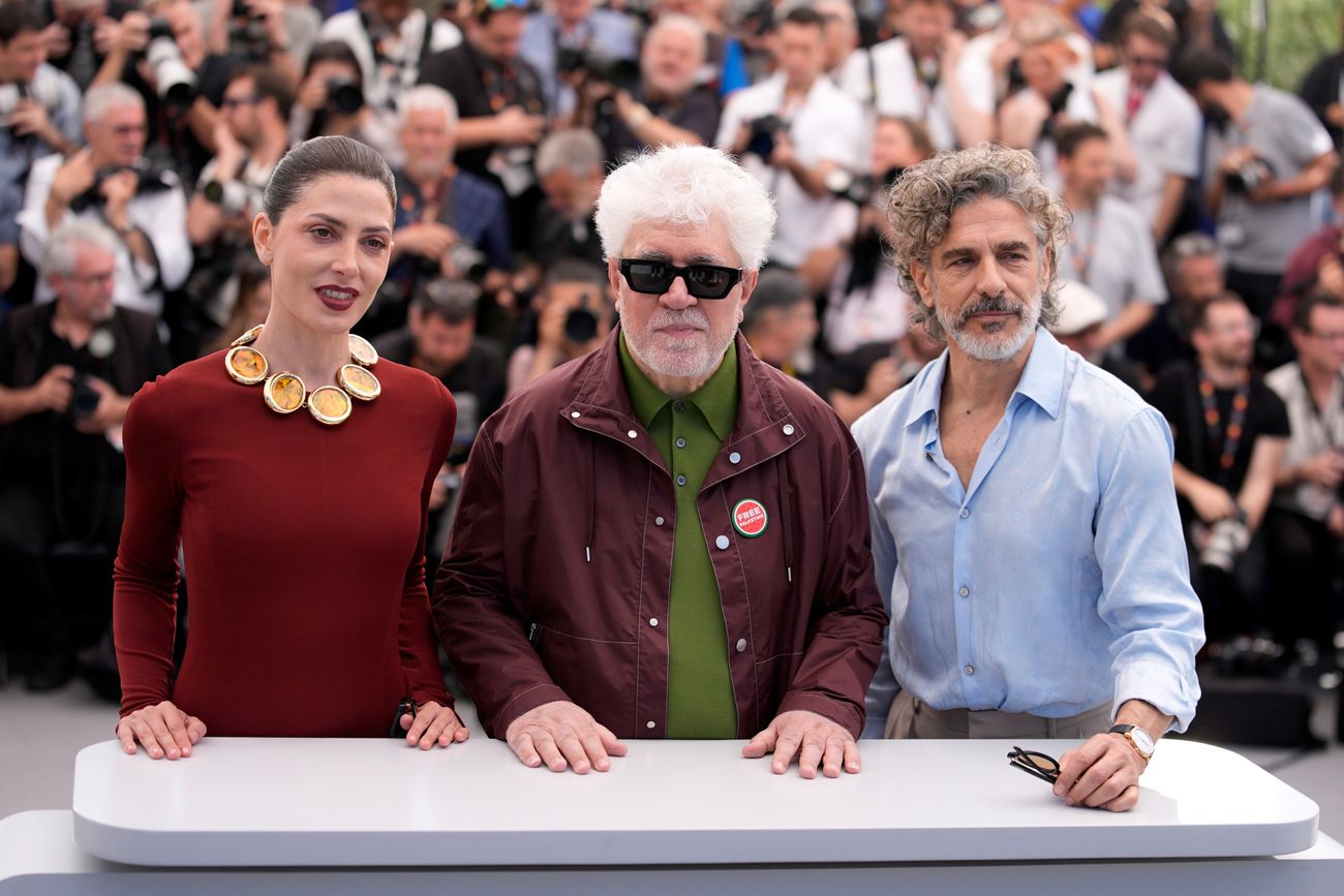Bárbara Lennie, Pedro Almodovar y Leonardo Sbaraglia en la presentación en Cannes de "Amarga Navidad".