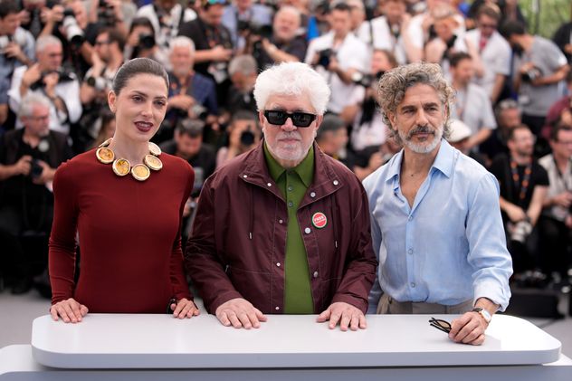 Bárbara Lennie, Pedro Almodovar y Leonardo Sbaraglia en la presentación en Cannes de "Amarga Navidad".