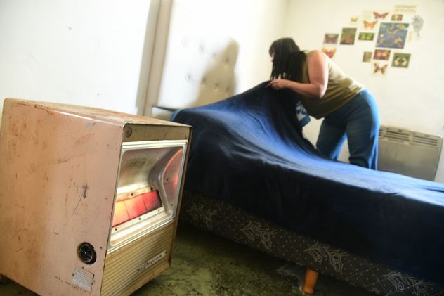 Una vecina calefacciona la habitación con una garrafera. (Ramiro Pereyra / La Voz)