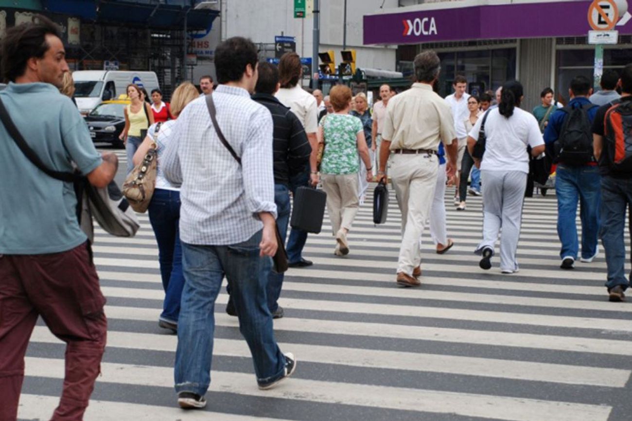Para la psicología, levantar la mano o asentir al cruzar la calle no es solo una cuestión de educación: también refleja empatía, conciencia social y capacidad de conexión con los demás.