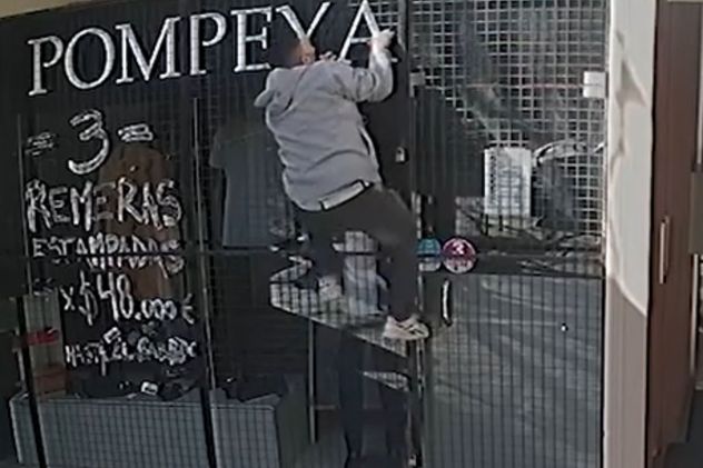 "Los Escaladores" suben por la fachada de los edificios y se meten a los balcones. 